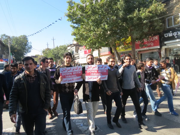 حضور اساتید ،کارکنان، دانشجومعلمان پردیس شهید رجایی و مسئولین استانی دانشگاه فرهنگیان کرمانشاه در مراسم 13 آبان

 3