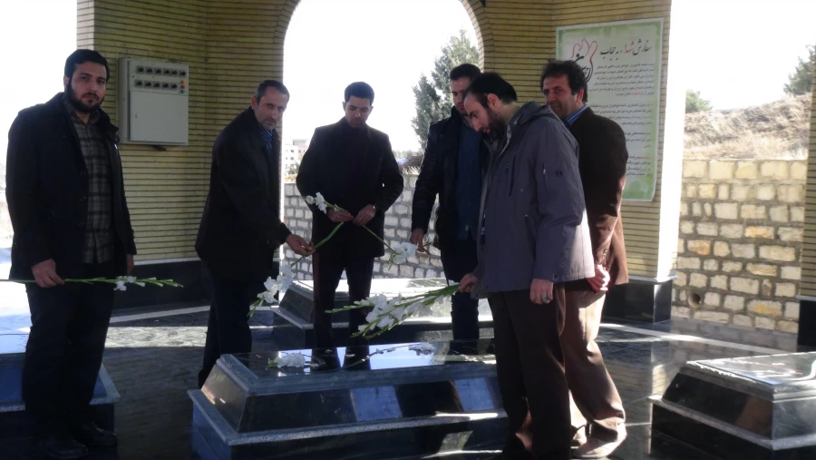 غبارروبی و عطر افشانی مزار شهدای گمنام 3