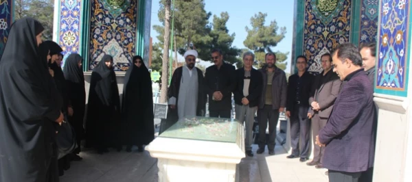 غبارروبی مزار شهدا توسط کارکنان دانشگاه فرهنگیان 2