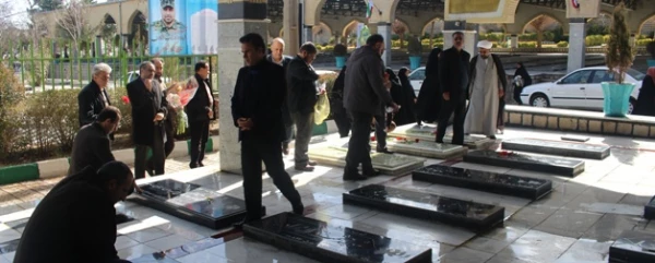 غبارروبی مزار شهدا توسط کارکنان دانشگاه فرهنگیان 3