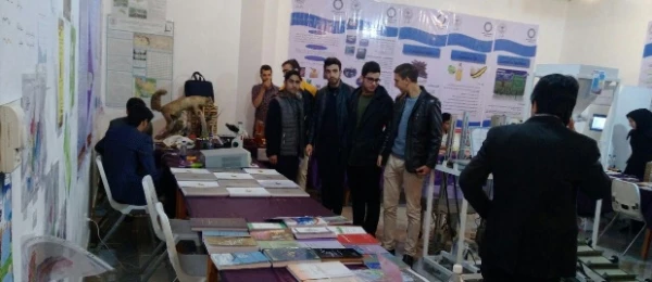بازدید دانشجویان پردیس شهید رجایی کرمانشاه از نمایشگاه دستاوردها ی پژوهشی وفناوری  و همچنین کتابخانه مرکزی دانشگاه رازی 3