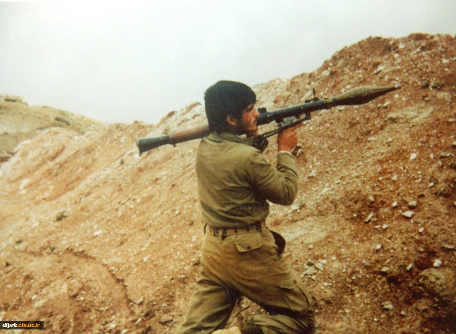 بیایید با شهدا همراه هم قدم و چراغ راهمان باشند .
 2