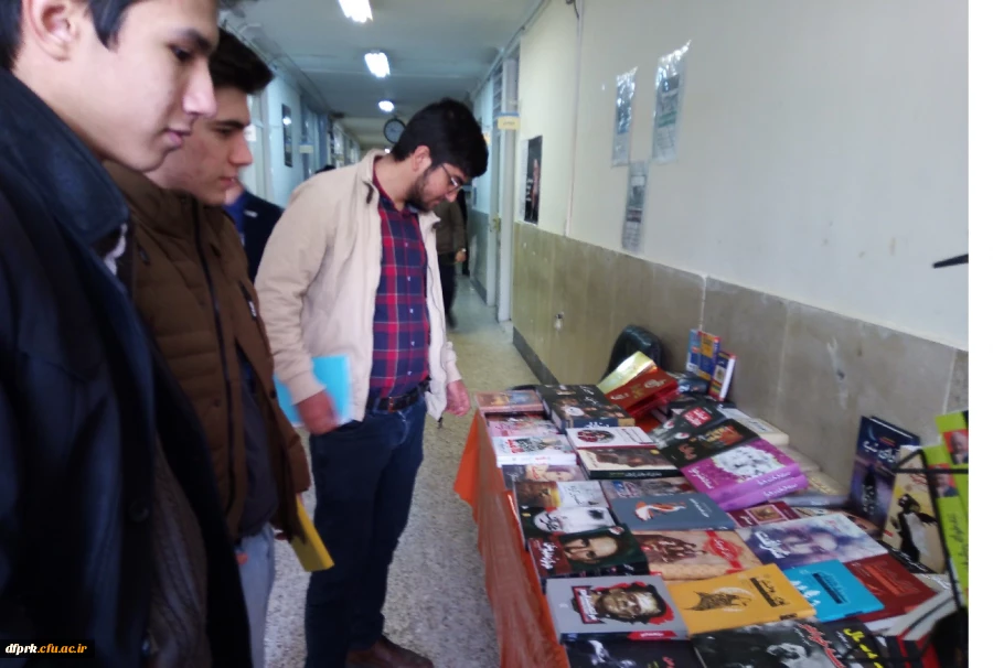 به مناسبت روز دانشجو 16 آذر نمایشگاه کتاب برگزار گردید . 2