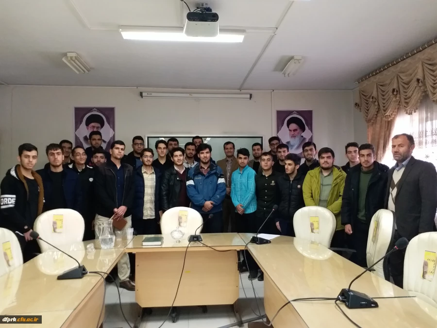 عنوان نشست بررسی ارتباط سرفصل دروس دانشگاه با نیاز های علمی و حرفه ای معلمان آینده 3