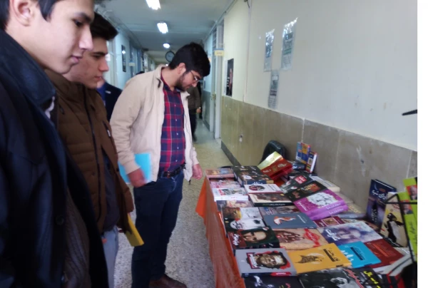 به مناسبت روز دانشجو 16 آذر نمایشگاه کتاب برگزار گردید . 2