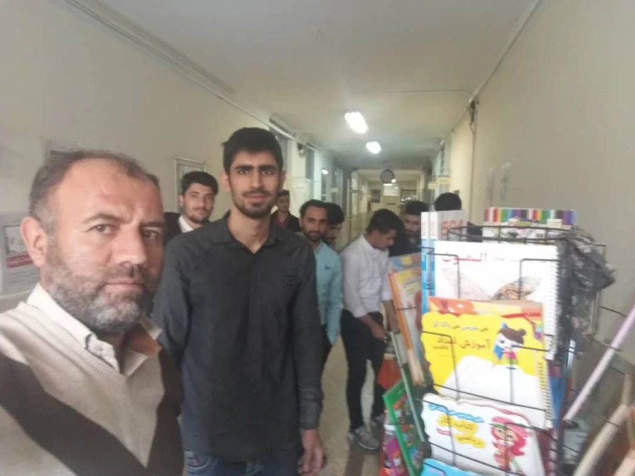 به مناسبت روز دانشجو 16 آذر نمایشگاه کتاب برگزار گردید . 3