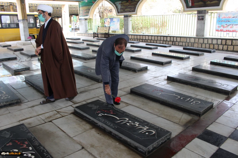 گلباران و عطر افشانی مزار شهدا هشت سال دفاع مقدس به مناسبت چهل و دومین سال پیروزی انقلاب اسلامی 3