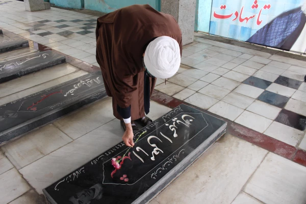 گلباران و عطر افشانی مزار شهدا هشت سال دفاع مقدس به مناسبت چهل و دومین سال پیروزی انقلاب اسلامی 4