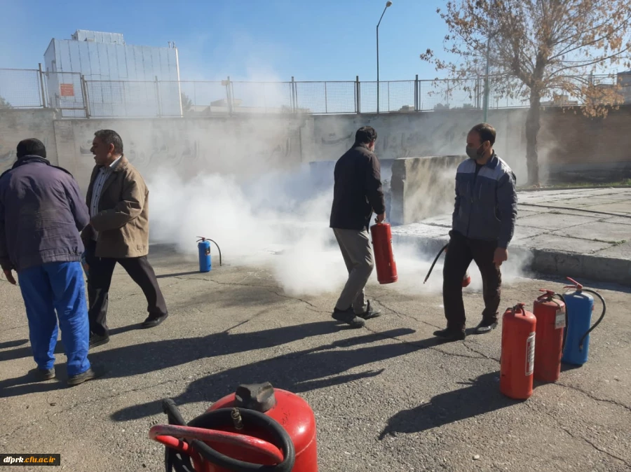 کارگاه عملی استفاده از کپسولهای آتشنشانی در زمان آتش سوزی به پرسنل دانشگاه فرهنگیان توسط کارشناسان خبره آتشنشانی در محل پردیس شهید رجایی کرمانشاه 2