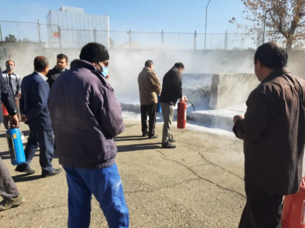 کارگاه عملی استفاده از کپسولهای آتشنشانی در زمان آتش سوزی به پرسنل دانشگاه فرهنگیان توسط کارشناسان خبره آتشنشانی در محل پردیس شهید رجایی کرمانشاه 3