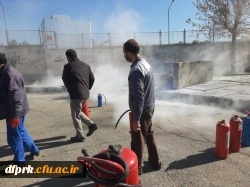 کارگاه عملی استفاده از کپسولهای آتشنشانی در زمان آتش سوزی به پرسنل دانشگاه فرهنگیان توسط کارشناسان خبره آتشنشانی در محل پردیس شهید رجایی کرمانشاه 4