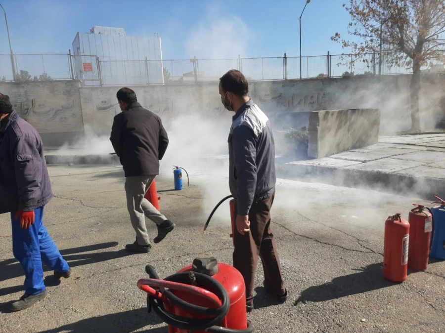 کارگاه عملی استفاده از کپسولهای آتشنشانی در زمان آتش سوزی به پرسنل دانشگاه فرهنگیان توسط کارشناسان خبره آتشنشانی در محل پردیس شهید رجایی کرمانشاه 4